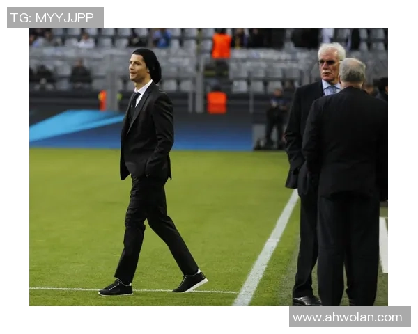 足球明星戴面具上阵展现坚毅精神引发球迷热议