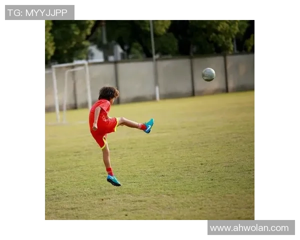 踢足球帅气十足的韩国球星展现超凡技术与不屈精神 踢足球帅气十足的韩国球星展现超凡技术与不屈精神